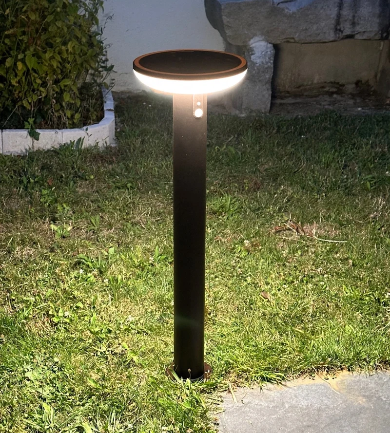 Borne solaire extérieure LED HALO+ télécommandable avec détecteur