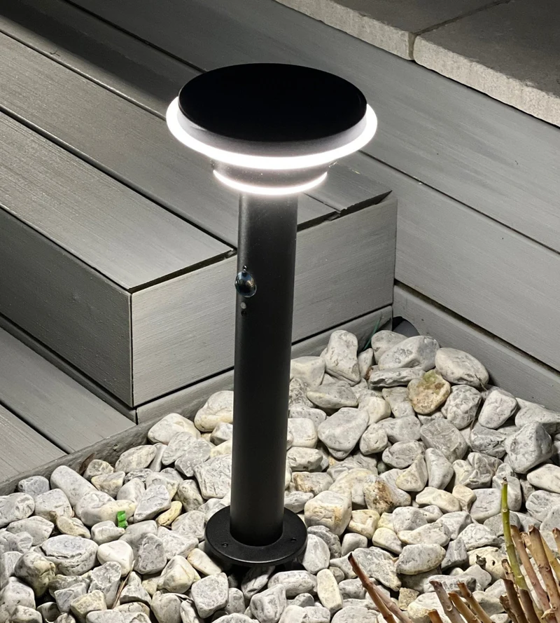 Borne solaire extérieure LED GENOVA noire 45 cm avec détecteur - 3 modes d'éclairage 100 à 1000 lumens