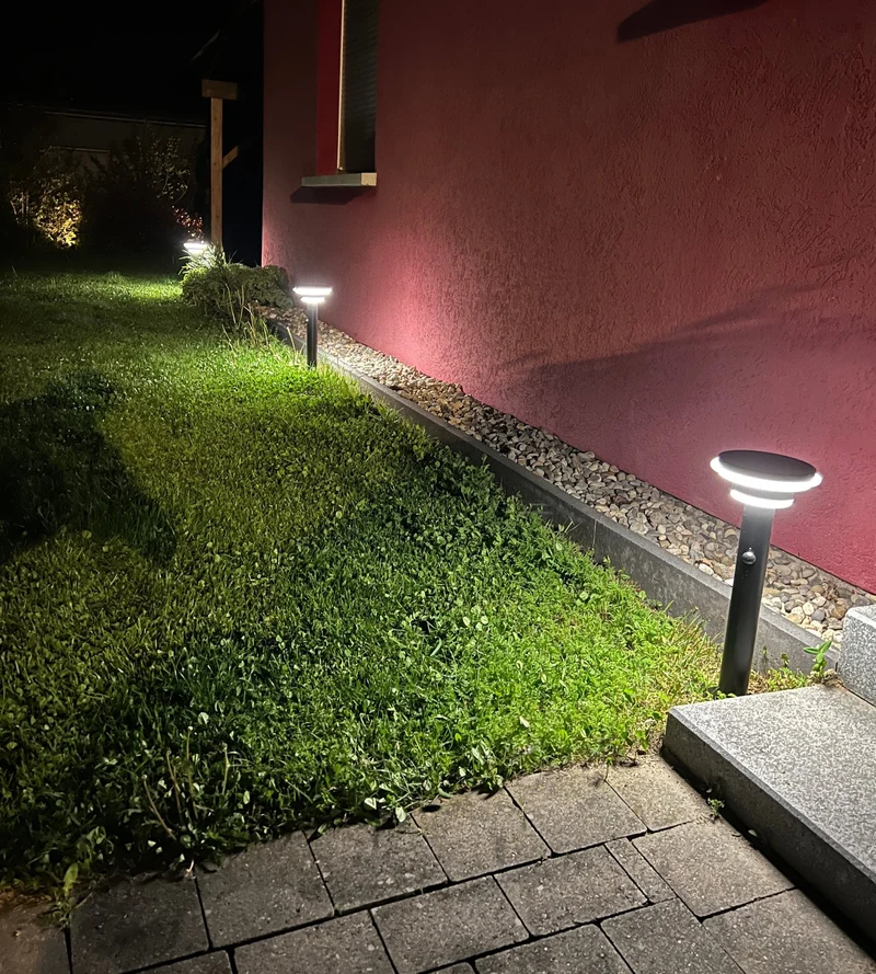 Borne solaire extérieure LED GENOVA noire 45 cm avec détecteur - 3 modes d'éclairage 100 à 1000 lumens