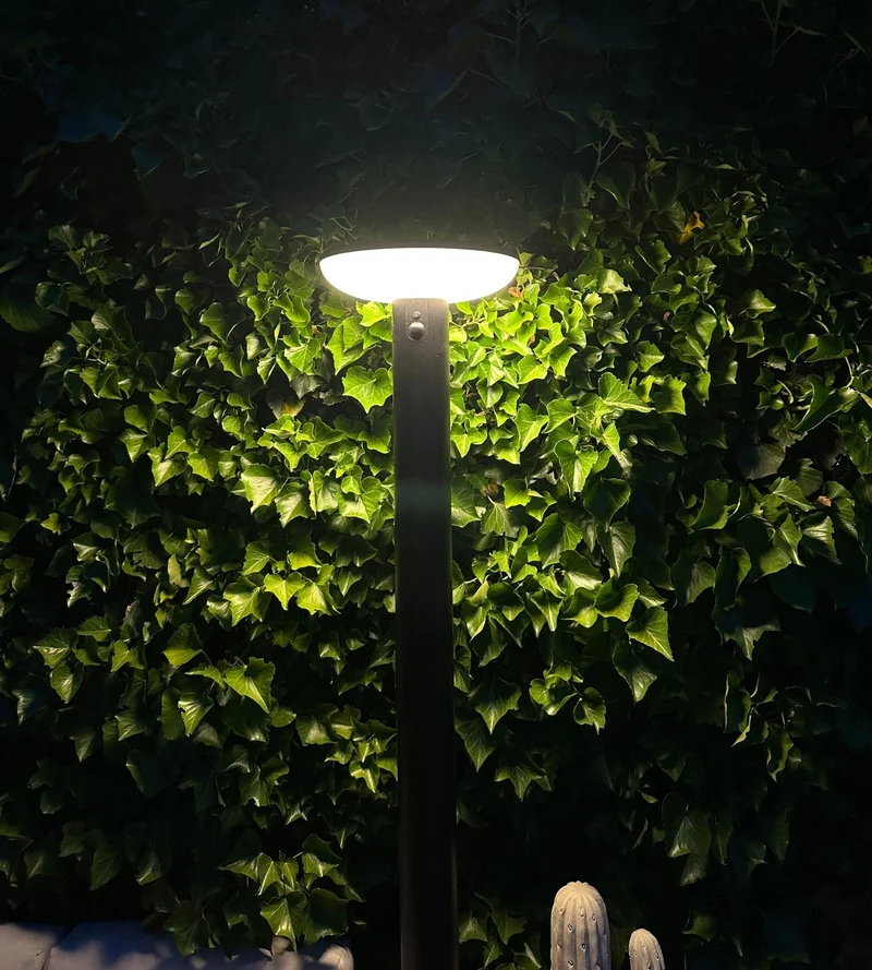 Lampadaire solaire LED HALO+ noir avec détecteur Télécommandable
