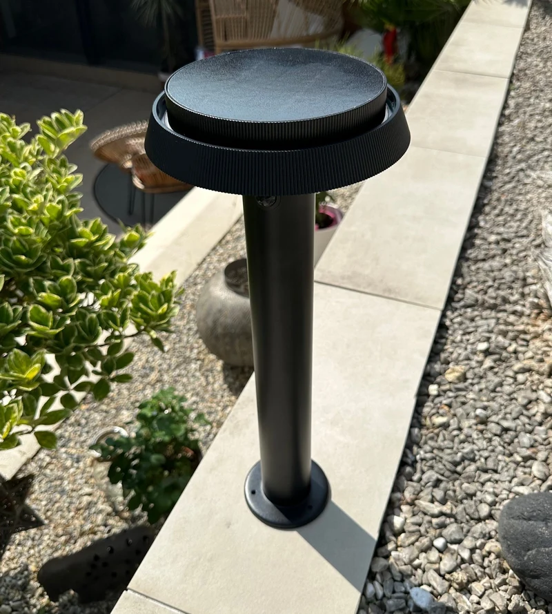 Borne solaire extérieure LED NORMAN noire avec détecteur blanc réglable - 3000K à 6500K