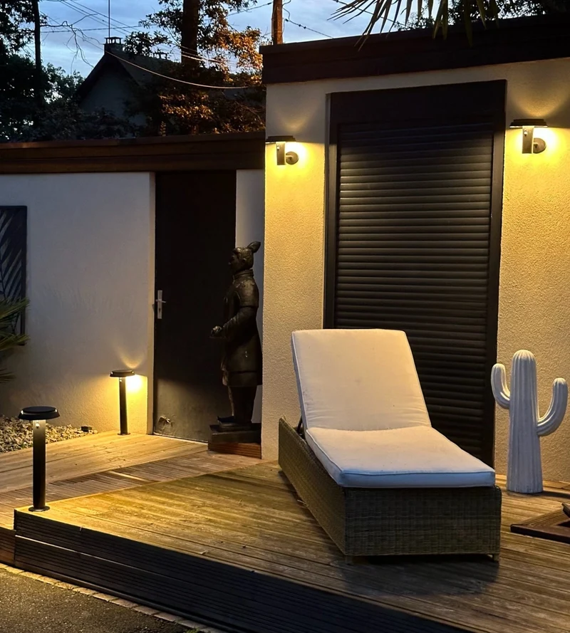 Borne solaire extérieure LED NORMAN noire avec détecteur blanc réglable - 3000K à 6500K