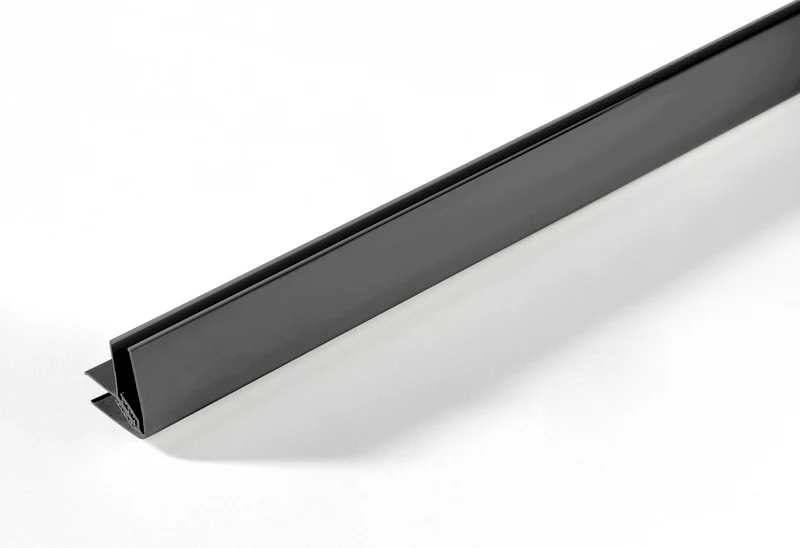 Profil d'angle en PVC pour lambris 8 mm épais.