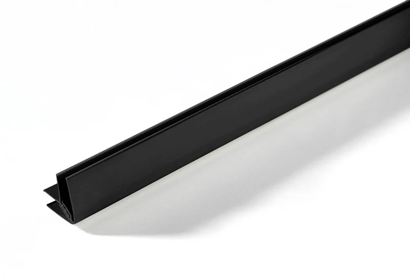 Profil d'angle en PVC pour lambris 8 mm épais.