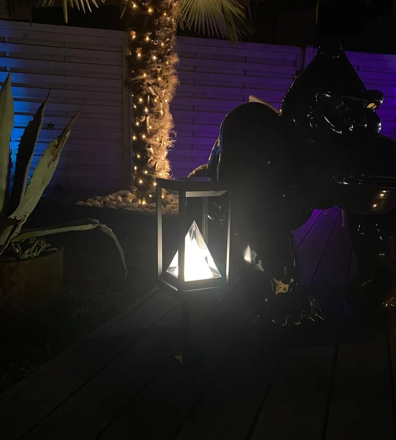 Borne solaire extérieure LED KEOPS noire 50 cm avec détecteur - 3 modes d'éclairages 100 à 1000 lumens