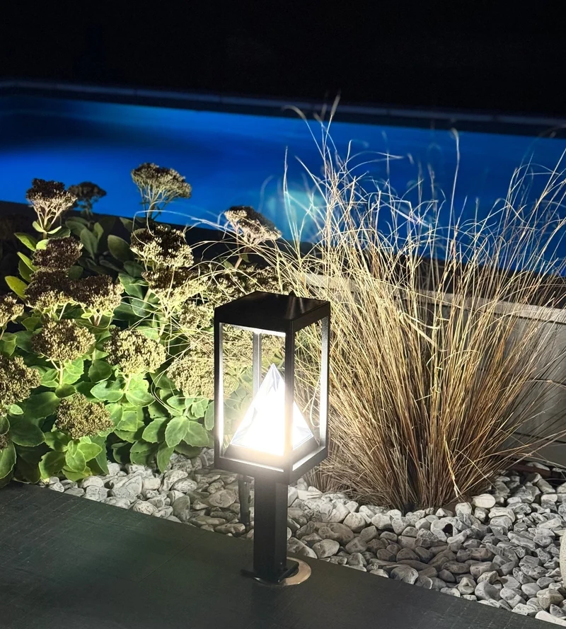 Borne solaire extérieure LED KEOPS noire 50 cm avec détecteur - 3 modes d'éclairages 100 à 1000 lumens