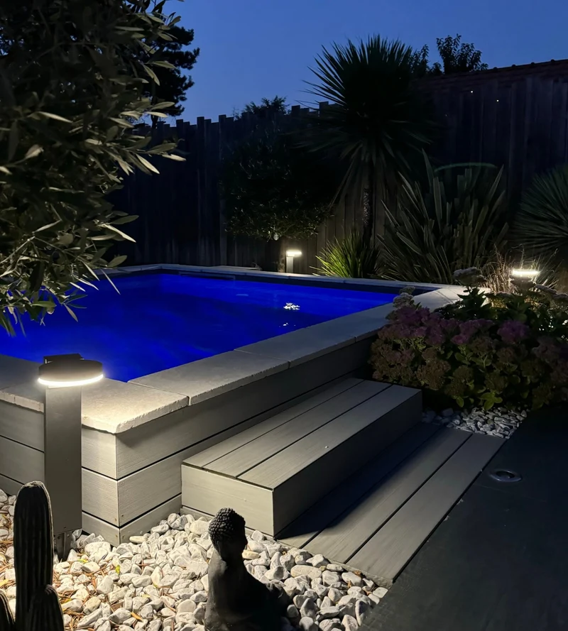 Borne solaire extérieure LED DAYTONA noire 50 cm avec détecteur - 3 modes d'éclairages 100 à 1000 lumens
