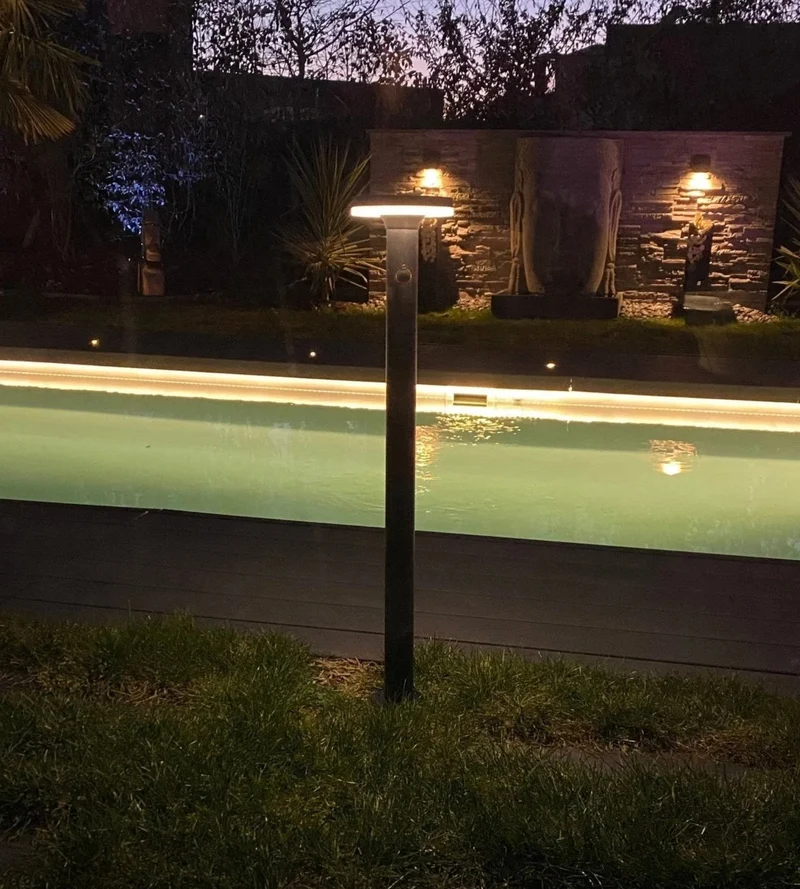 Borne solaire extérieure LED LIVING avec détecteur - 3 modes d'éclairages 75 à 600 lumens