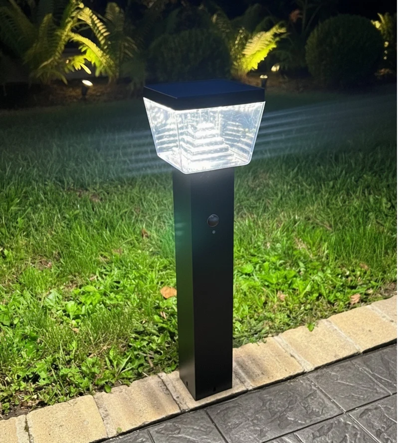Borne solaire extérieure LED LIBERTY noire 59 cm avec détecteur - 3 modes d'éclairages 100 à 1000 lumens