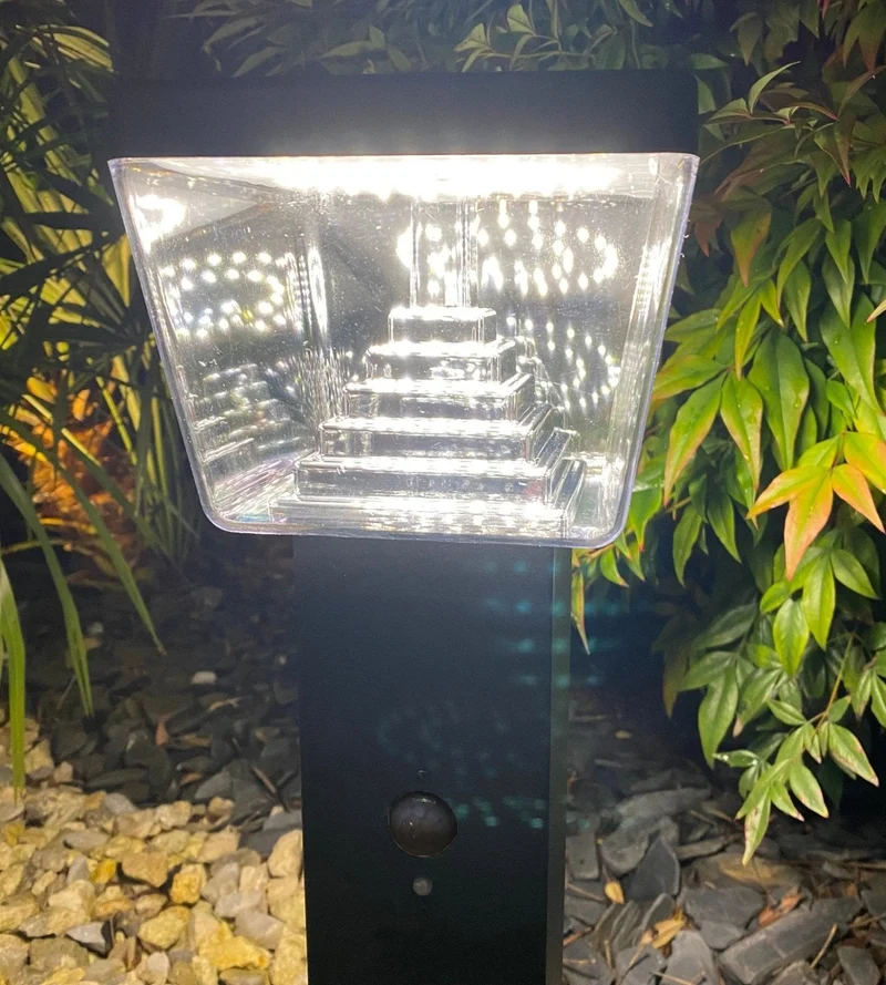 Borne solaire extérieure LED LIBERTY noire 59 cm avec détecteur - 3 modes d'éclairages 100 à 1000 lumens