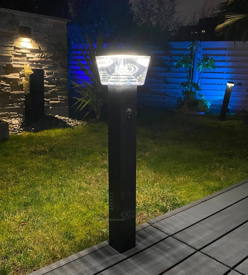 Borne solaire extérieure LED LIBERTY noire 59 cm avec détecteur - 3 modes d'éclairages 100 à 1000 lumens