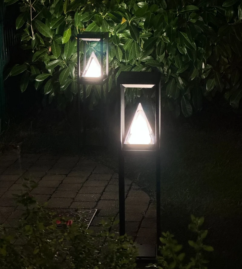 Lampe à poser solaire LED KEOPS noire avec détecteur - 3 modes d'éclairages de 75 à 600 lumens