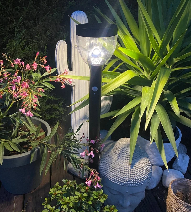 Borne solaire extérieure LED LUNA noire avec détecteur - 3 modes d'éclairages de 75 à 600 lumens