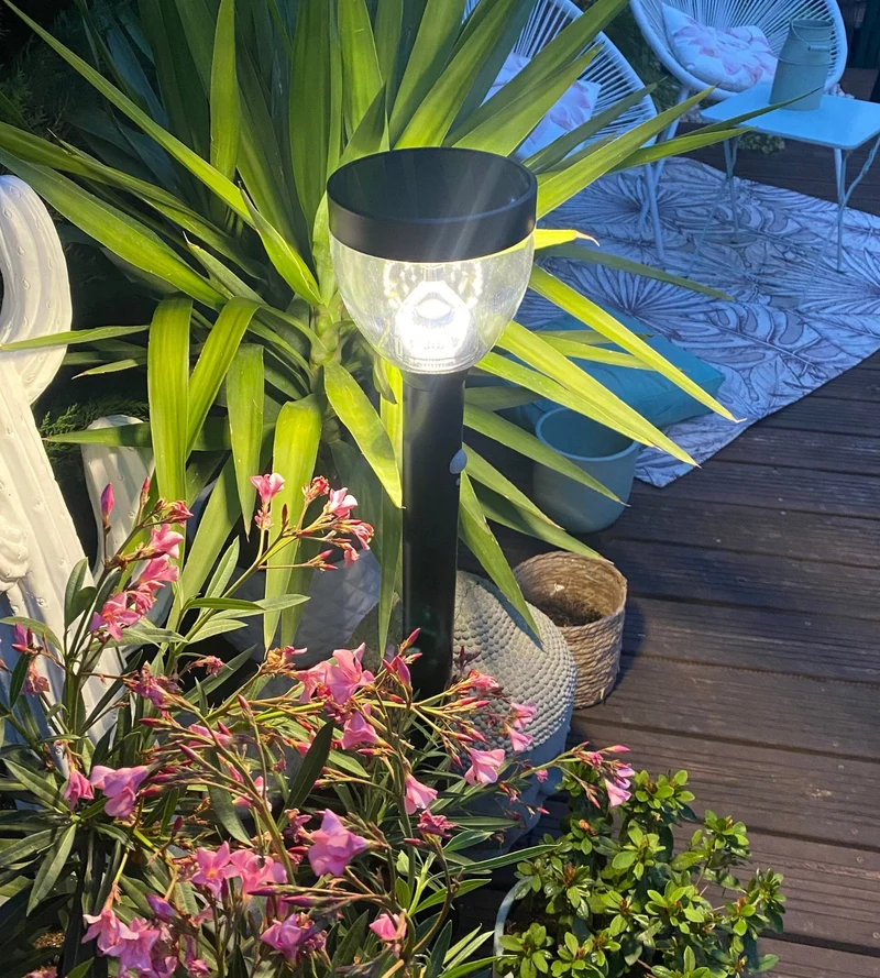 Borne solaire extérieure LED LUNA noire avec détecteur - 3 modes d'éclairages de 75 à 600 lumens