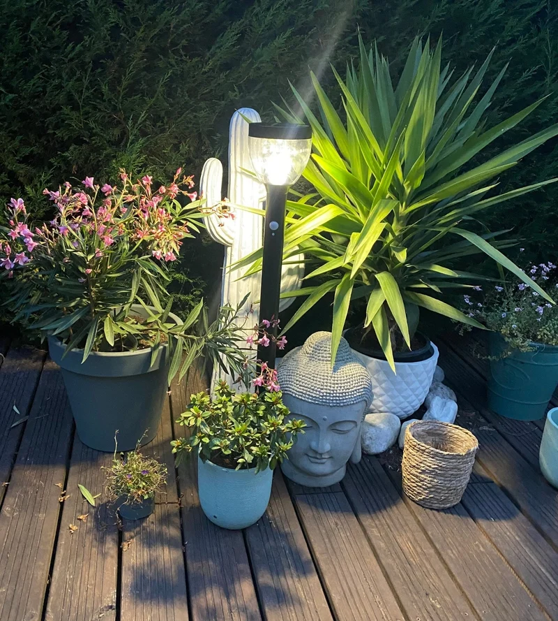 Borne solaire extérieure LED LUNA noire avec détecteur - 3 modes d'éclairages de 75 à 600 lumens