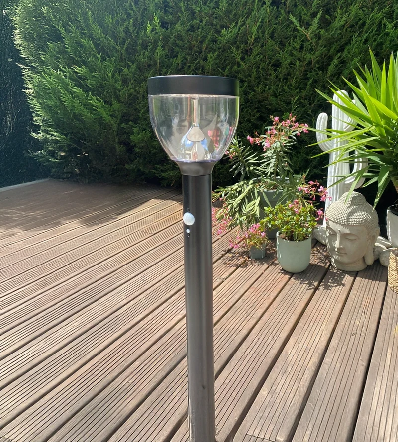 Borne solaire extérieure LED LUNA noire avec détecteur - 3 modes d'éclairages de 75 à 600 lumens