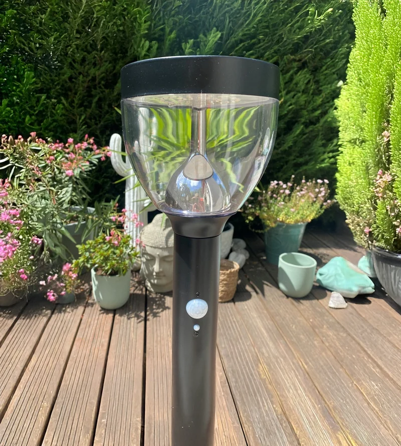 Borne solaire extérieure LED LUNA noire avec détecteur - 3 modes d'éclairages de 75 à 600 lumens