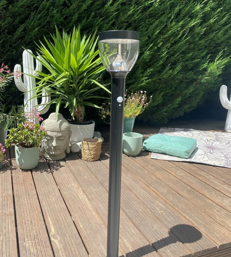 Borne solaire extérieure LED LUNA noire avec détecteur - 3 modes d'éclairages de 75 à 600 lumens