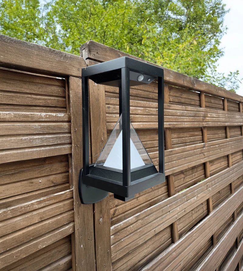 Applique murale solaire extérieure LED KEOPS noire avec détecteur - 3 modes d'éclairage 75 à 600 lumens
