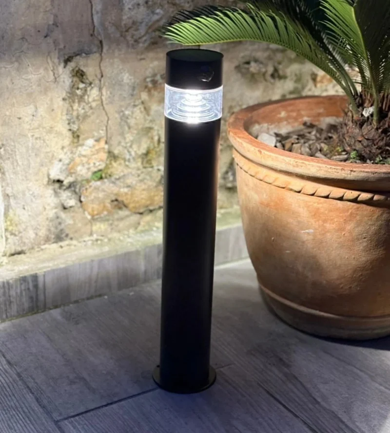 Borne solaire extérieure LED ORION noire 50 cm avec détecteur - De 75 à 150 lumens