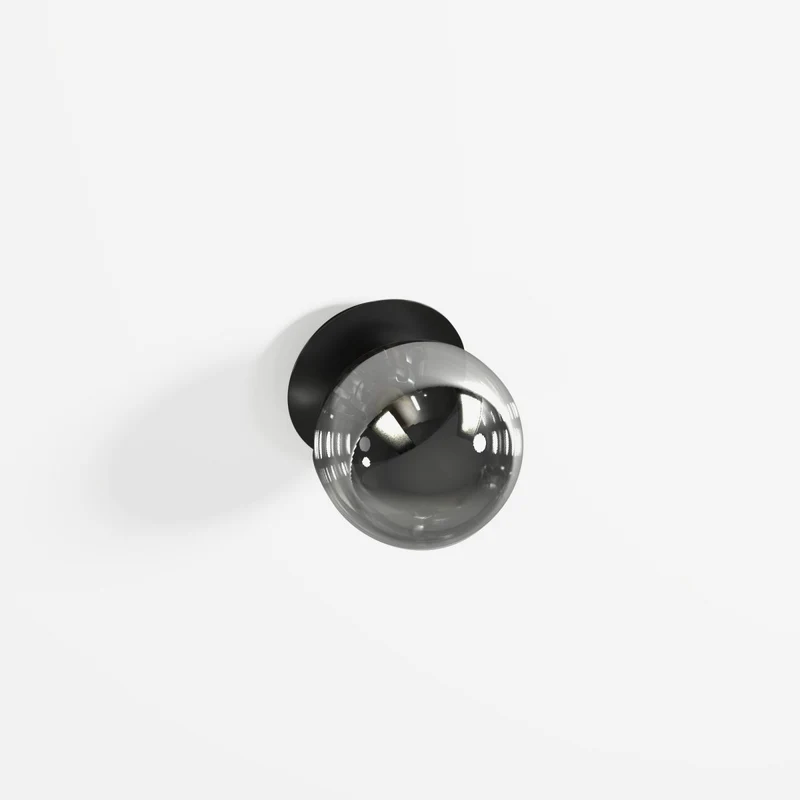 Applique en métal noir et globe en verre opaque