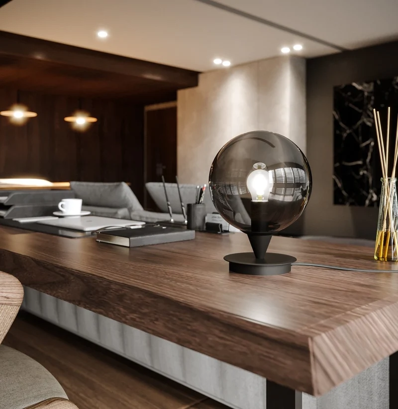 Lampe à poser design en métal noir et verre fumé