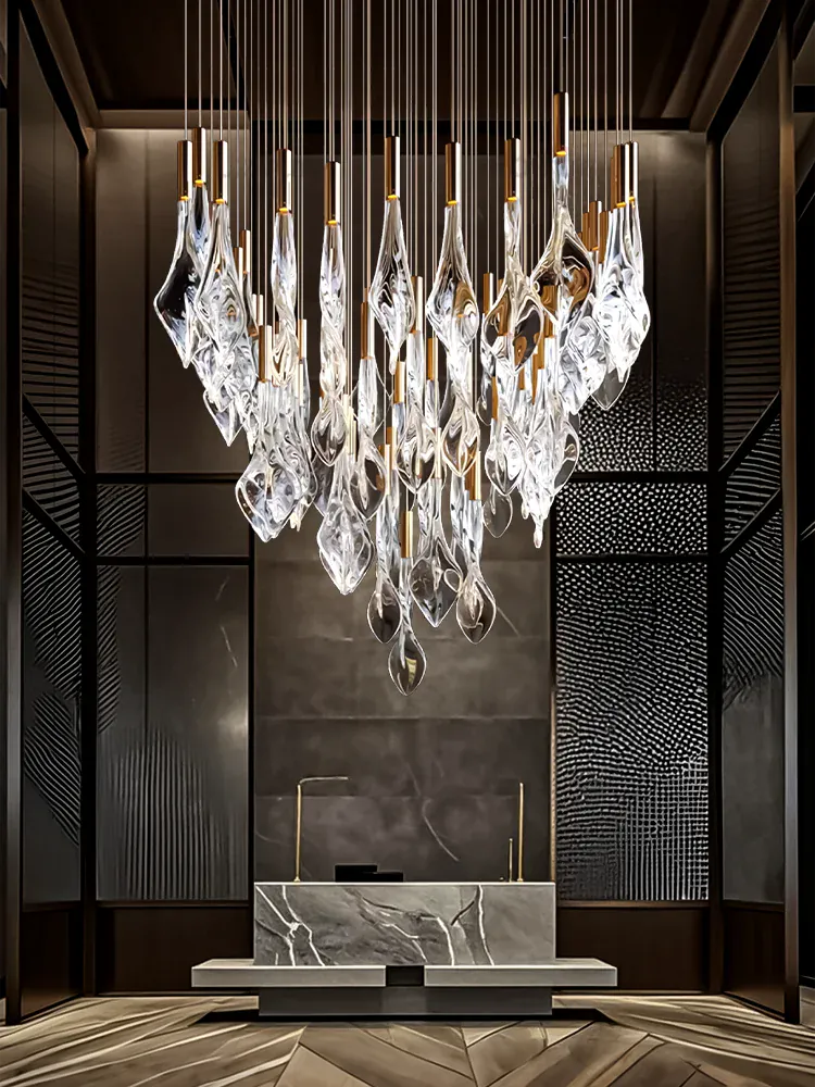 Grand Lustre en Escalier de Cristaux Suspendus