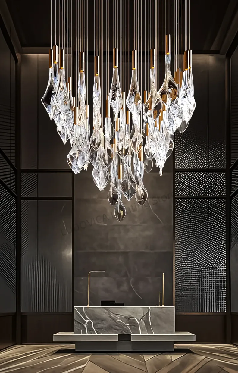 Grand Lustre en Escalier de Cristaux Suspendus