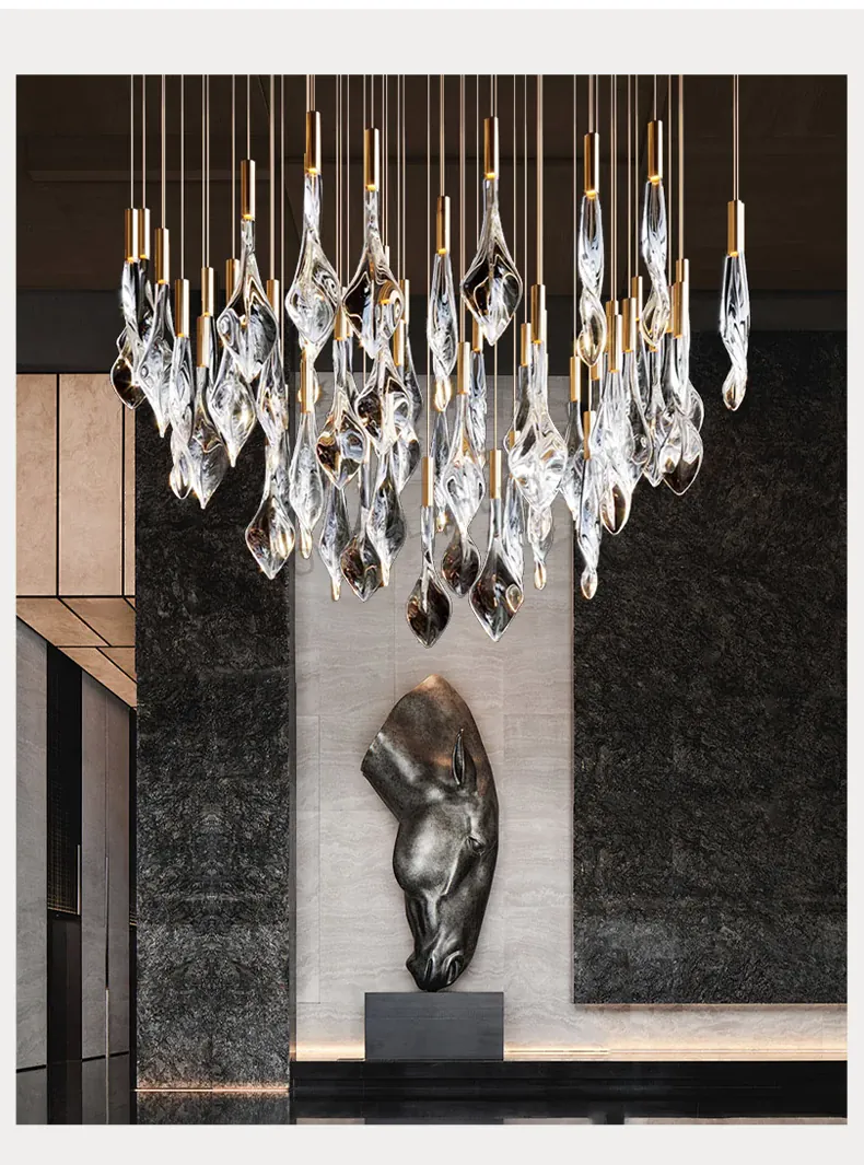 Grand Lustre en Escalier de Cristaux Suspendus