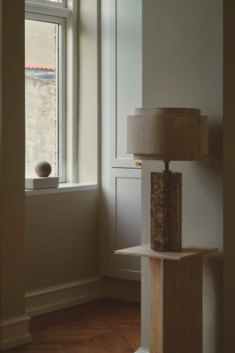TAKAI BORD E27 BRUN MARMOR/ BEIGE SKÆRM