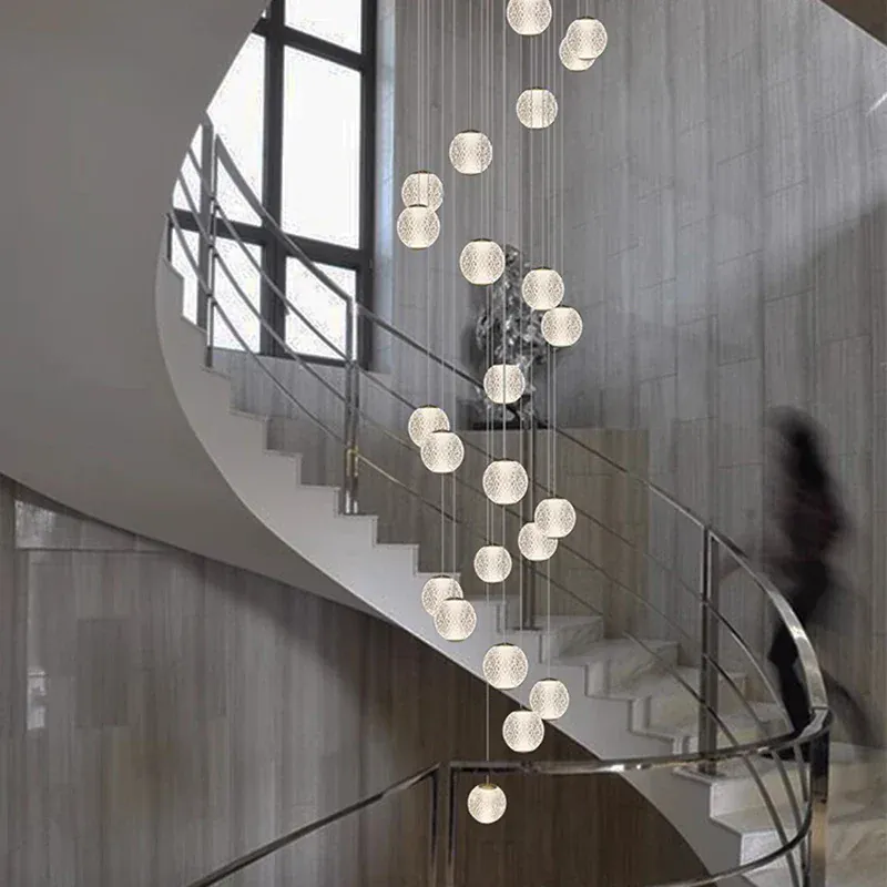 Suspensions design pour escalier de globes en verre