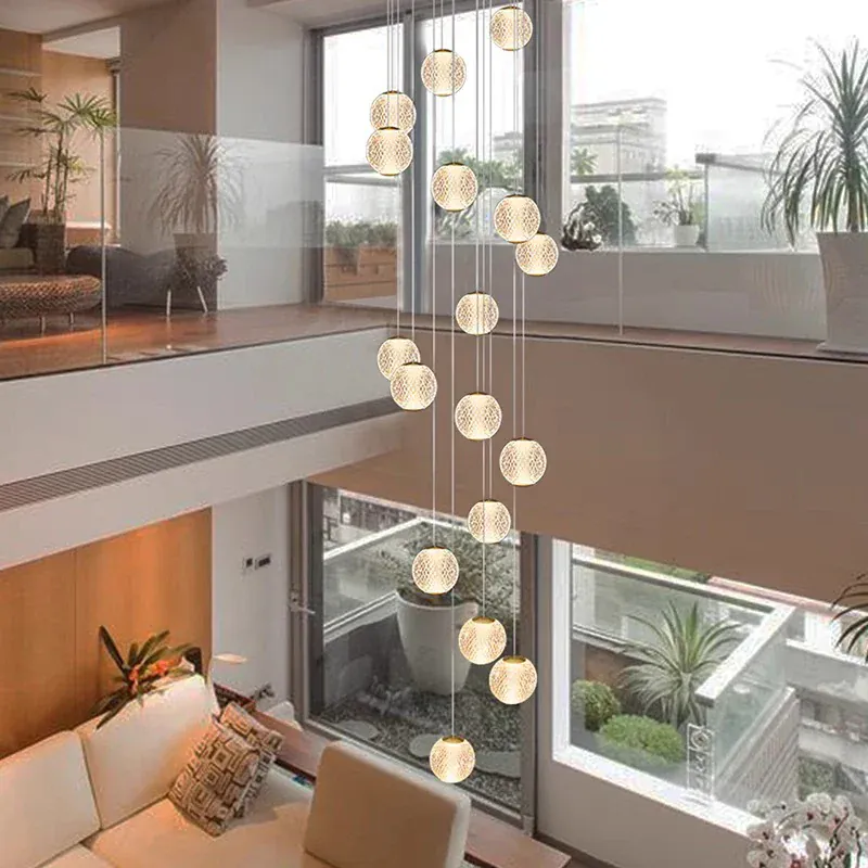Suspensions design pour escalier de globes en verre