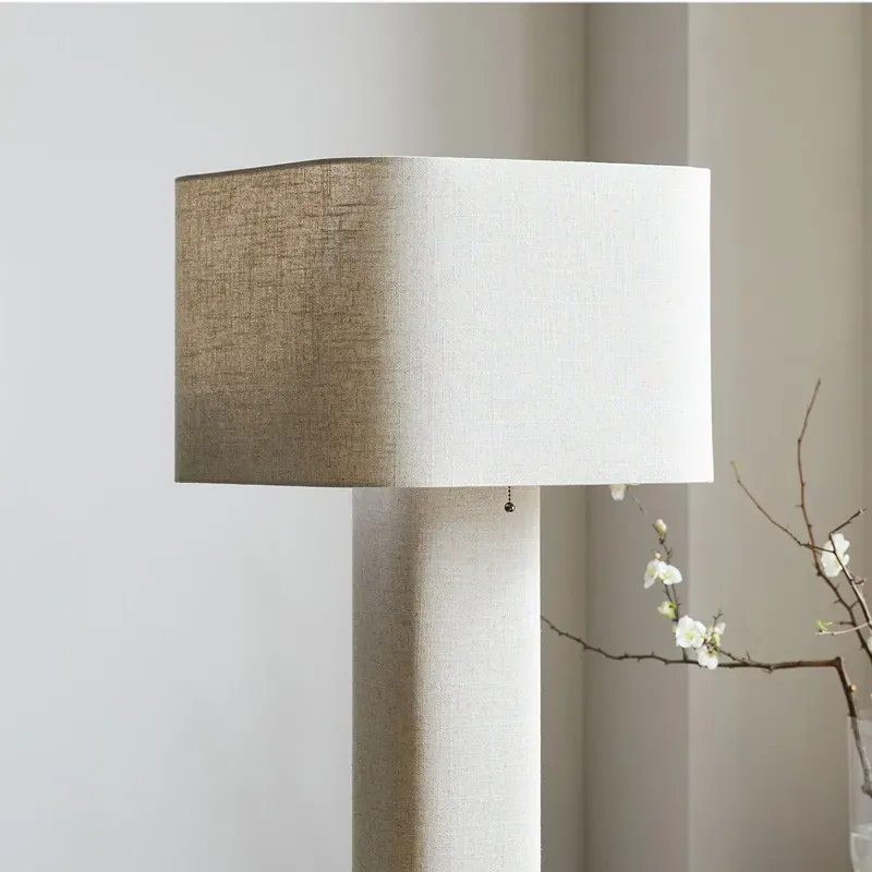 Lampadaire en tissu blanc crème