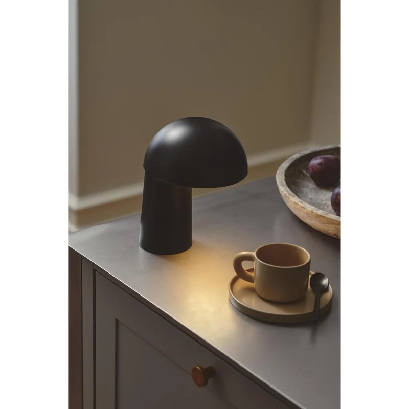 Faye Portable Bordlampe - Sort, Genopladelig LED-lampe fra Charlotte Høncke