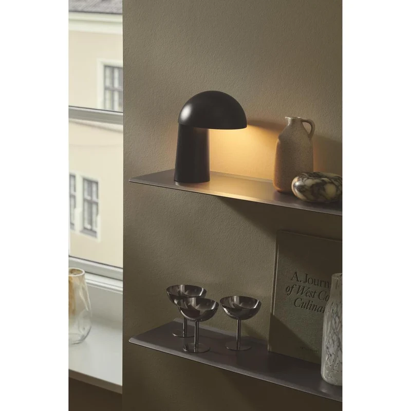 Faye Portable Bordlampe - Sort, Genopladelig LED-lampe fra Charlotte Høncke
