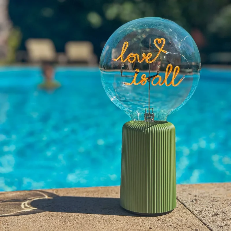 Ampoule décorative LED sans fil "Love is All" - Message In The Bulb
