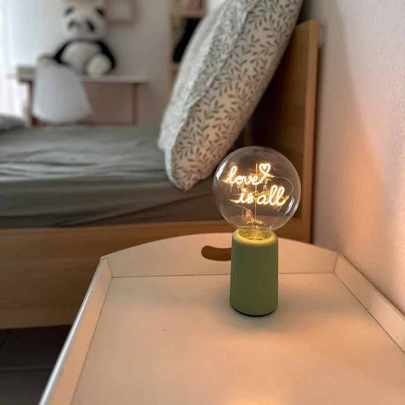 Ampoule décorative LED sans fil "Love is All" - Message In The Bulb