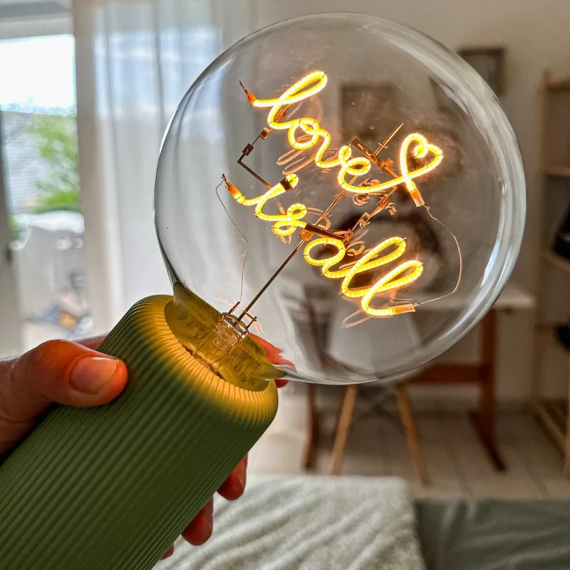 Ampoule décorative LED sans fil "Love is All" - Message In The Bulb