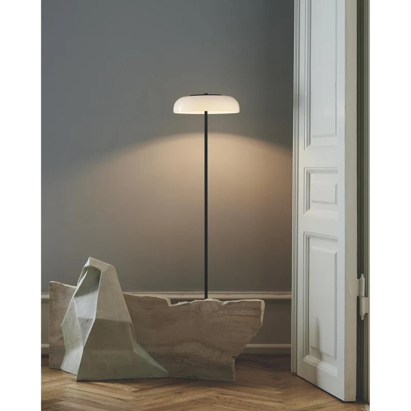 BLOSSI GULVLAMPE SORT/OPAL LED DÆMP