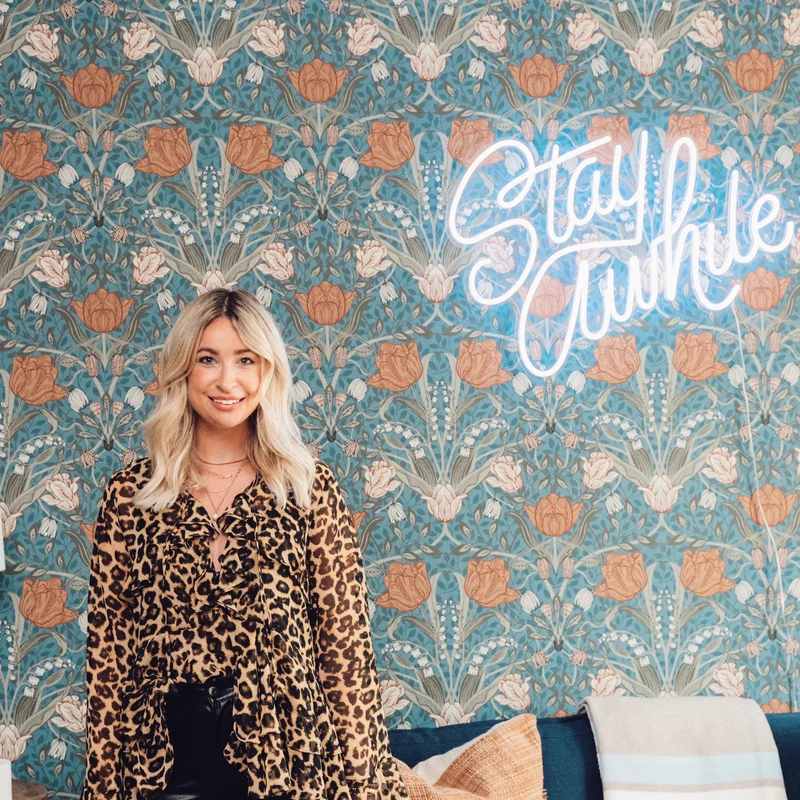 Stay Awhile by Caren Kreger - signe en néon LED