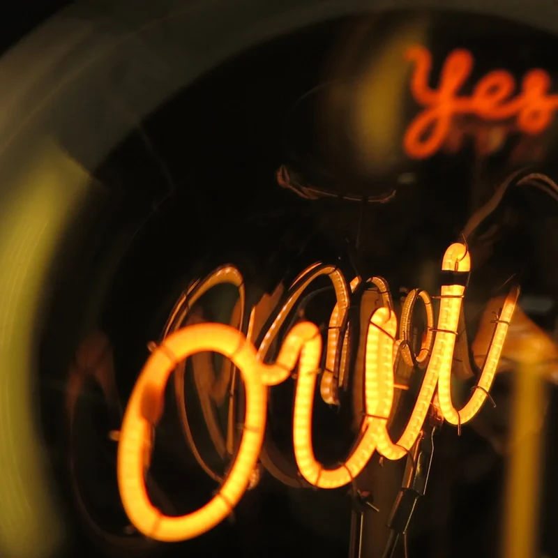 Ampoule décorative LED "Oui" à suspendre - Message In The Bulb
