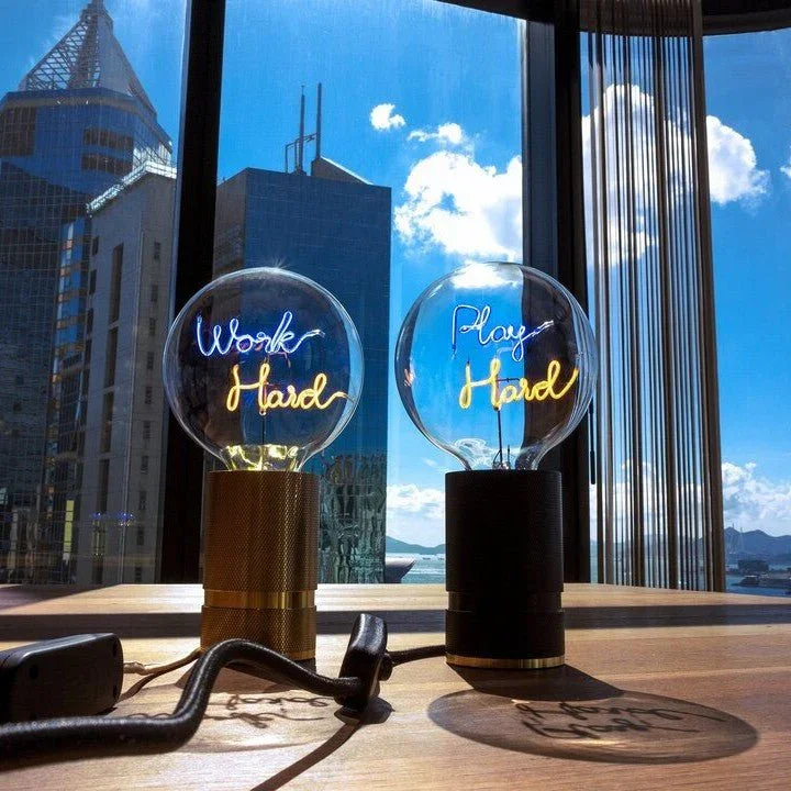 Ampoule décorative LED "Play Hard" - Message In The Bulb