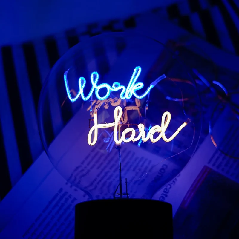 Ampoule décorative LED "Work Hard" - Message In The Bulb