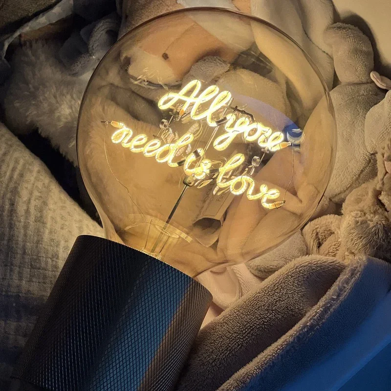 Ampoule décorative LED "All You Need is Love" - Message In The Bulb