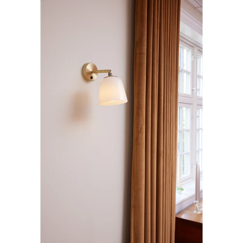 ROOM 49 VÆGLAMPE ANTIK MESSING OG OPAL GLAS
