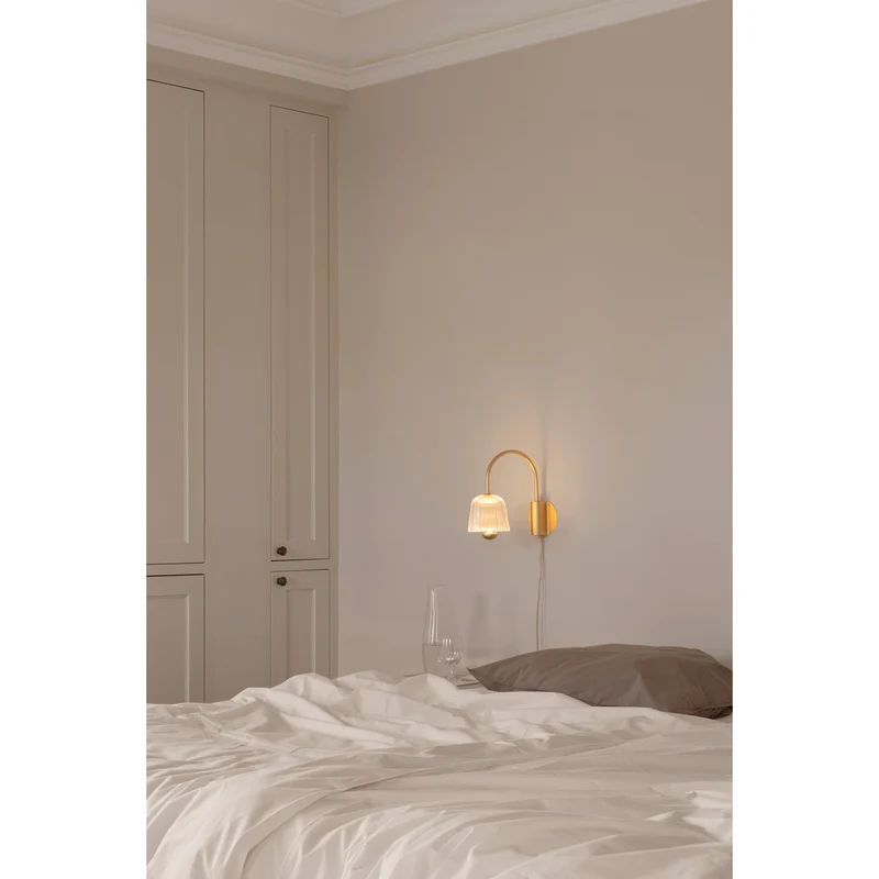 ASTEEA VÆGLAMPE SATIN MESSING/OPAL