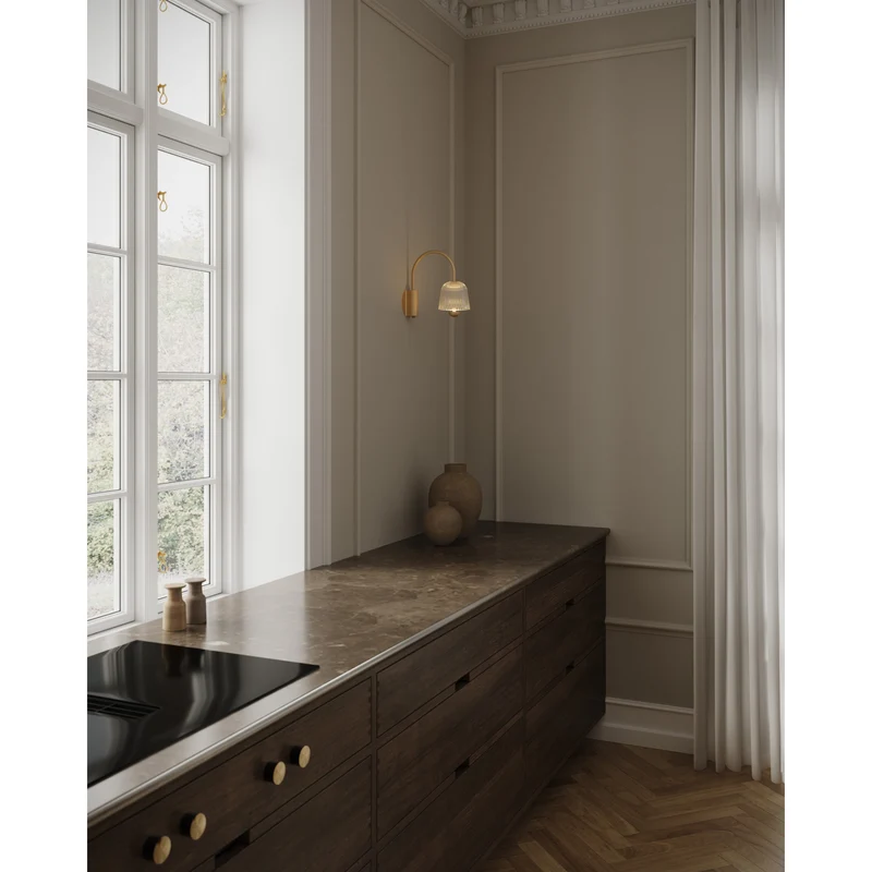 ASTEEA VÆGLAMPE SATIN MESSING/OPAL