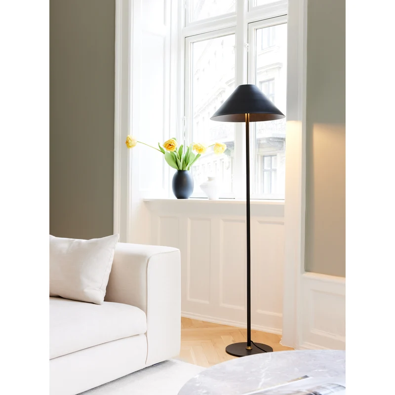 HYGGE GULVLAMPE 140 CM SORT E27