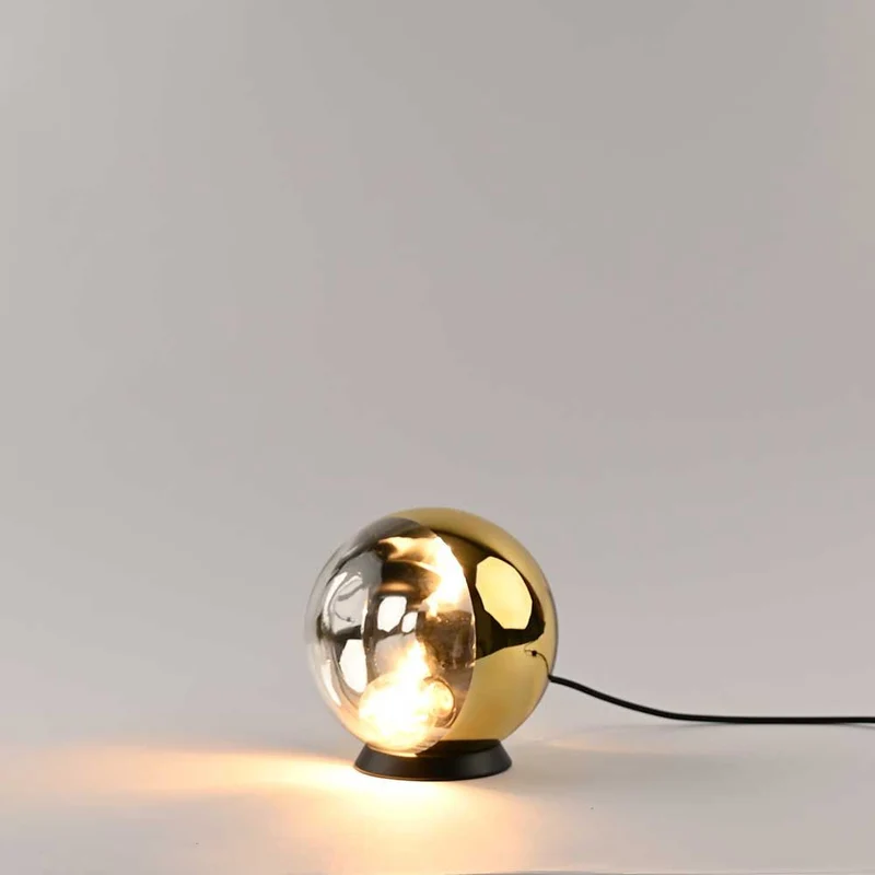 s.luce Orb Glaskugel Tischlampe