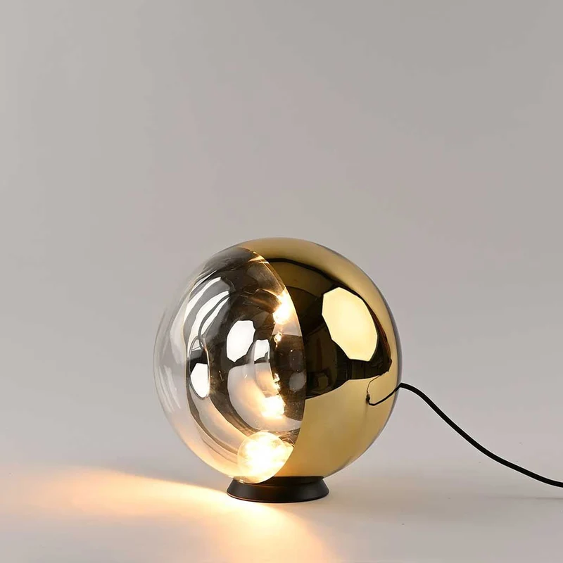 s.luce Orb Glaskugel Tischlampe